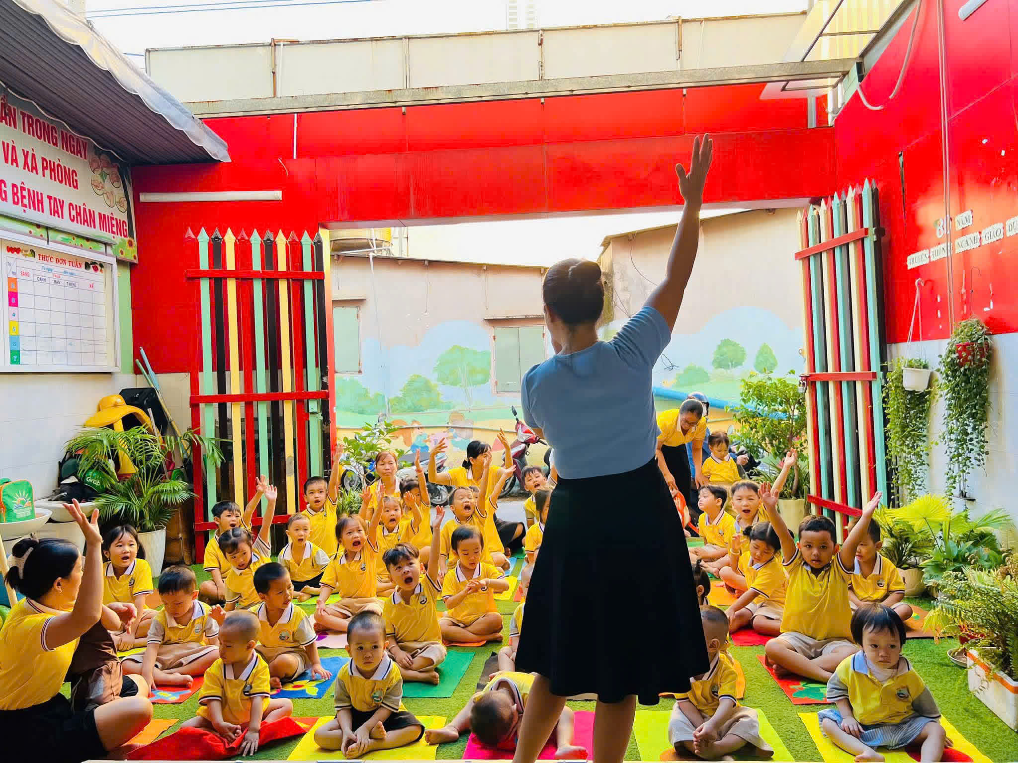 Bé rèn luyện kỹ năng sống